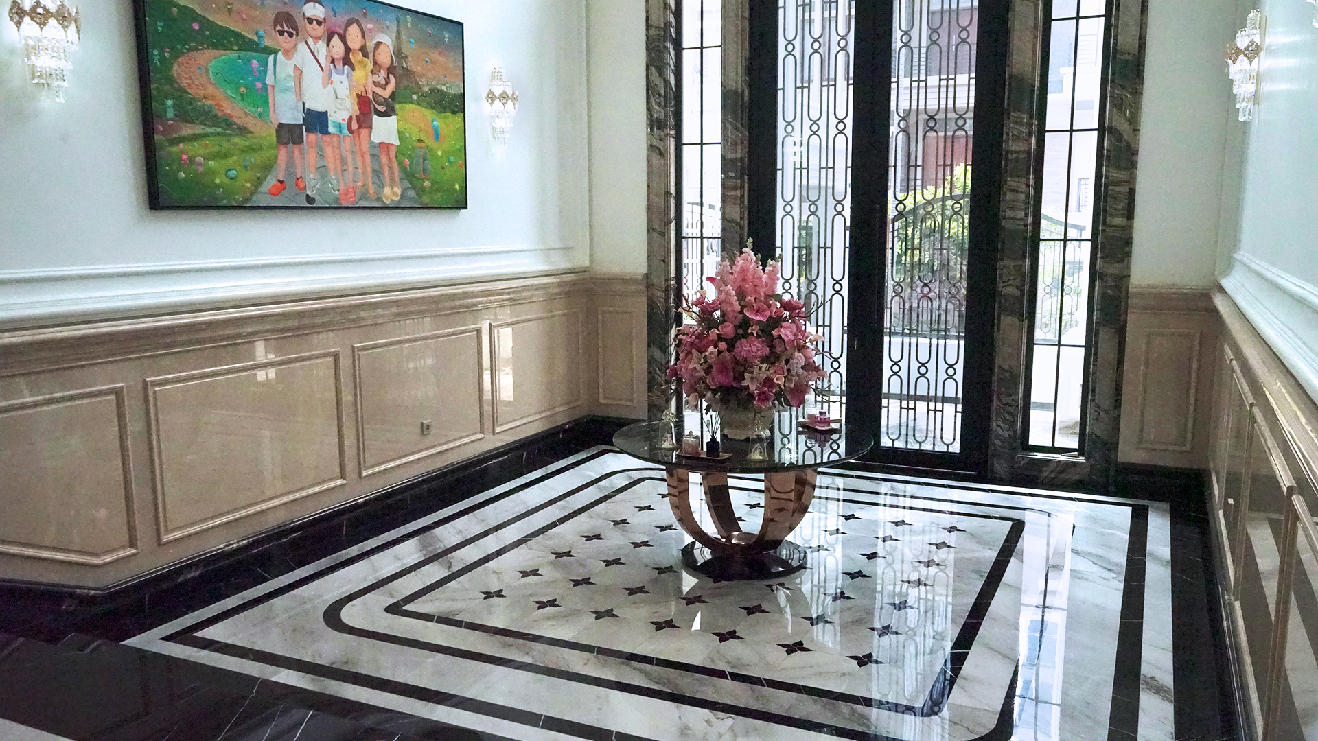 Foyer rumah Mr. H di Pinishi Indah PIK 1 dengan lantai marmer putih berbingkai marmer hitam dan motif bintang inlay